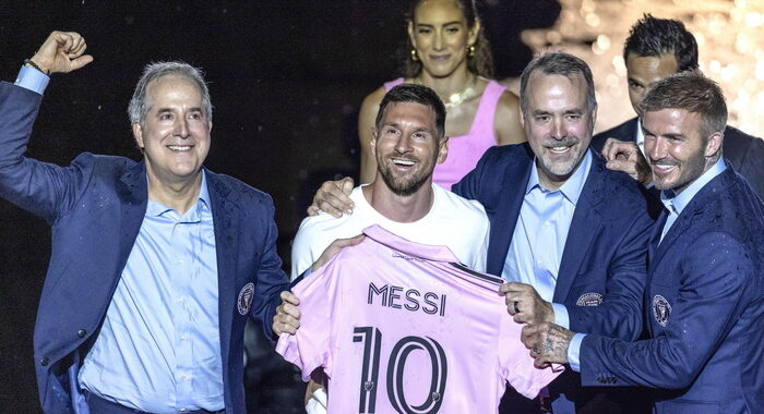 Messi presentato ufficialmente all’Inter Miami, ovazione dei fan