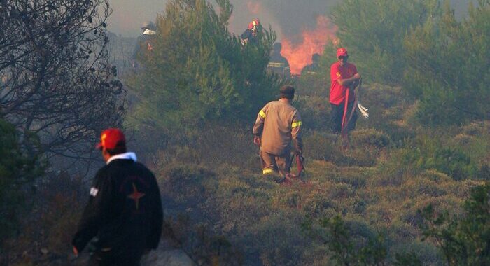 Nella notte evacuate 2.500 persone a Corfù per gli incendi