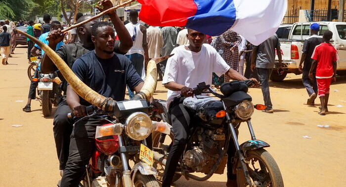 Niger: golpisti, Parigi vuole intervenire militarmente