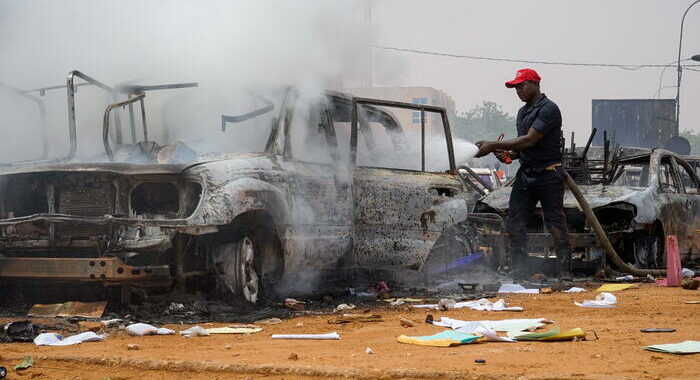 Niger: migliaia manifestano davanti ad ambasciata Francia