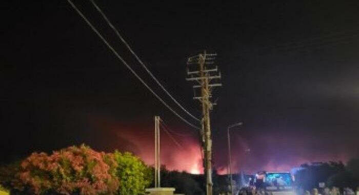 Notte di angoscia a Rodi e Corfù, le fiamme avanzano