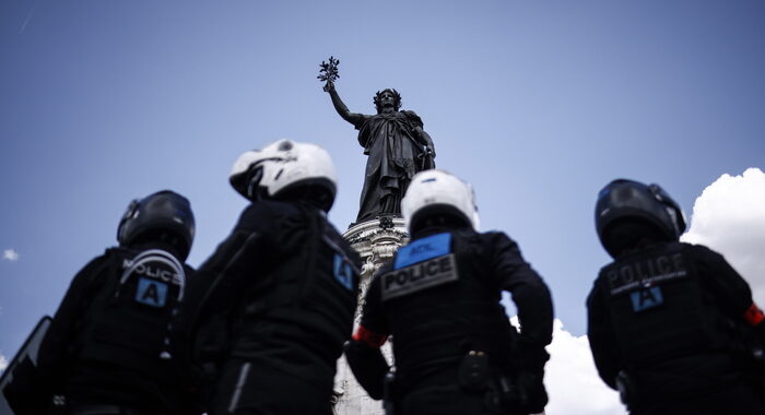 Parigi: ferito al corteo, in ospedale il fratello di Traore