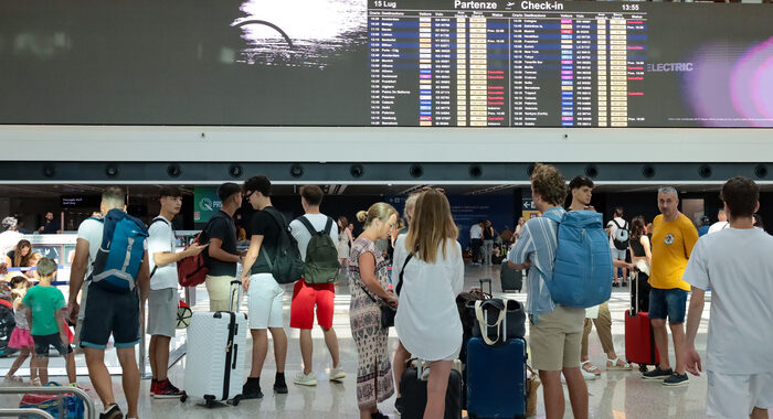 Sabato nero per gli aeroporti ma niente file