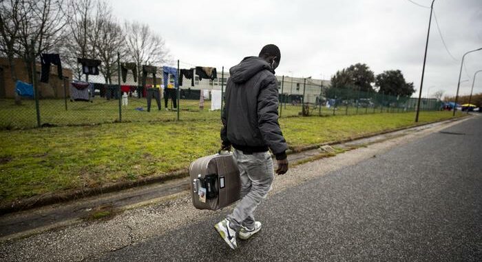 Sindaco rimanda 3 immigrati in prefettura,li ospita il prete