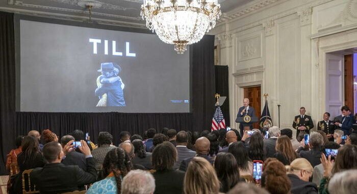 Usa, Biden inaugura un nuovo memoriale per Emmett Till