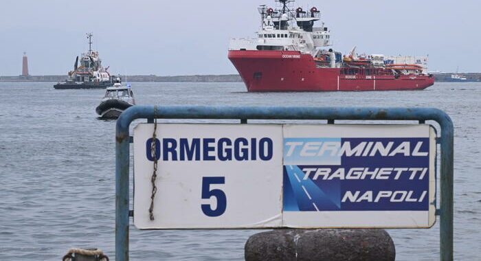 A Napoli la Ocean Viking, i 254 migranti ballano per la gioia