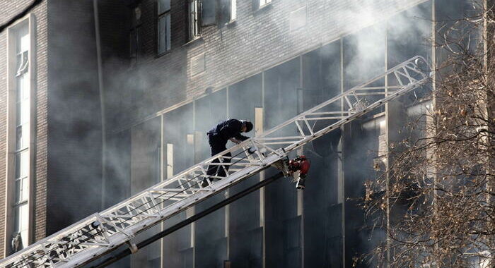 Almeno 7 bambini fra le vittime dell’incendio Johannesburg