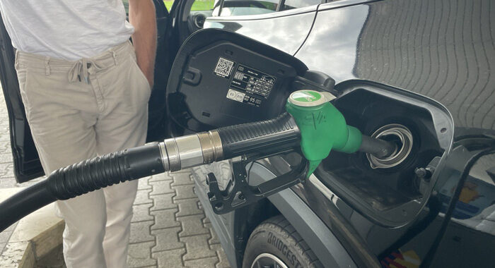 Benzina ancora su in autostrada, al self è a 2,014 euro