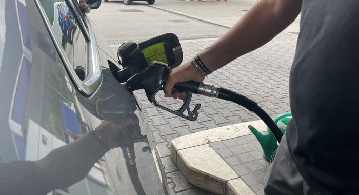 Benzina aumenta ancora, al self in autostrada a 2,015 euro