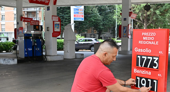 ++ Benzina oltre i 2,7 euro sulla A8, chiesto intervento Gdf ++