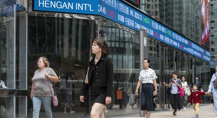 Borsa: Hong Kong negativa, apre a -0,85%