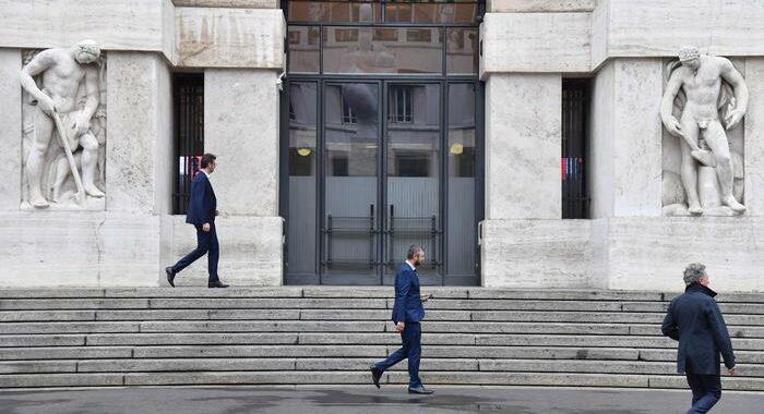 Borsa: Milano chiude in lieve calo, Ftse Mib -0,14%