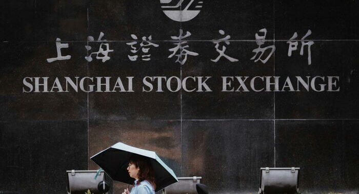 Borsa: Shanghai apre a -0,13%, Shenzhen a -0,25%