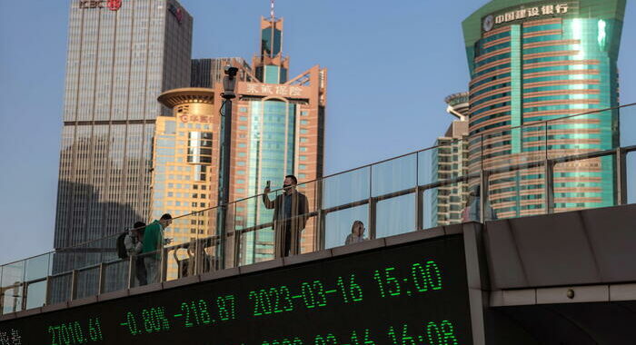 Borsa: Shanghai e Shenzhen in calo, aprono a -0,19%