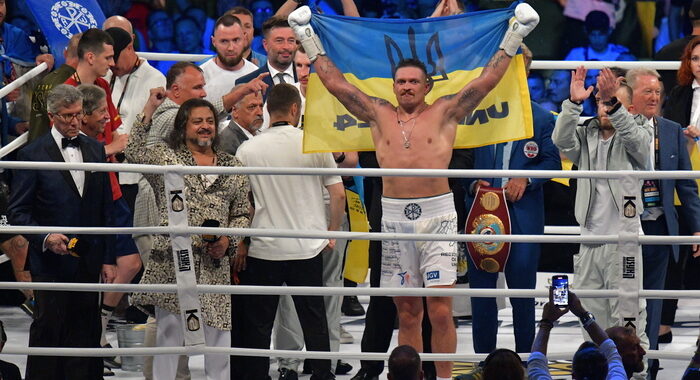 Boxe, l’ucraino Usyk conserva il titolo dei pesi massimi