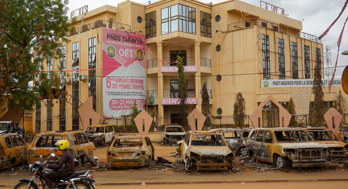 Capo dei golpisti in Niger ‘aperto a soluzione diplomatica’