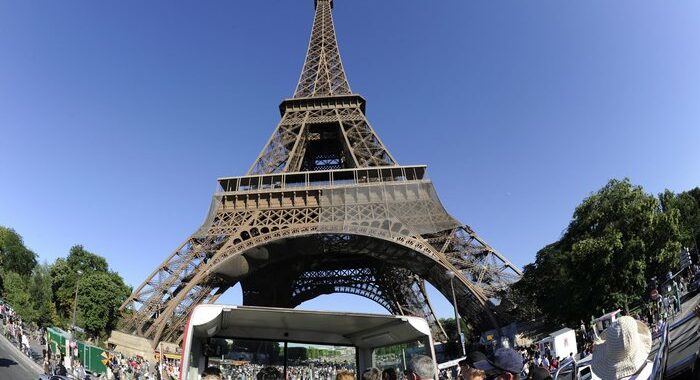 Cessato dopo tre ore l’allarme bomba alla Tour Eiffel