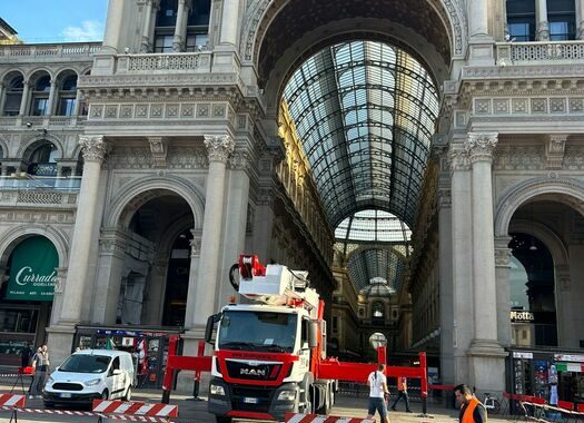 Cominciata la pulizia delle scritte sulla Galleria di Milano