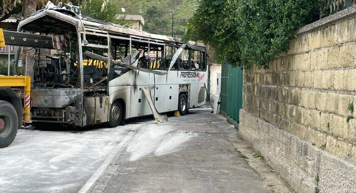 Conducente bus sfonda cancello Comune, poi incendia mezzo