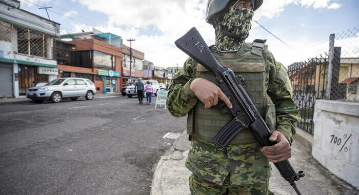 Ecuador: spari contro auto di una candidata al Parlamento