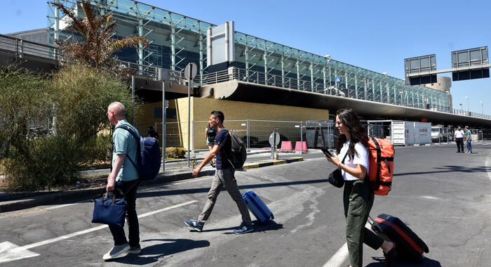 Etna in eruzione, chiuso l’aeroporto di Catania