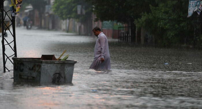 Evacuate 100 mila persone da villaggi allagati in Pakistan