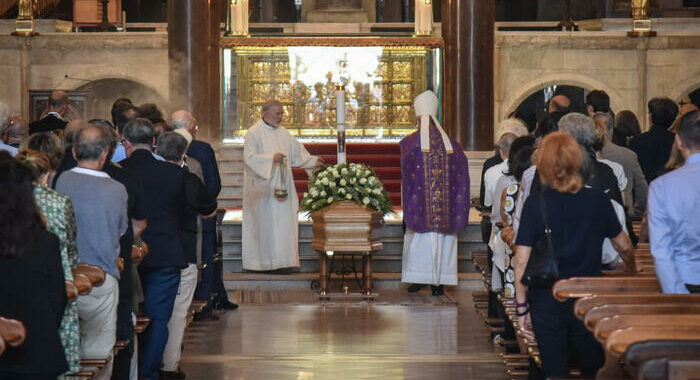 Fiori bianchi, famiglia, colleghi ai funerali di Alberoni