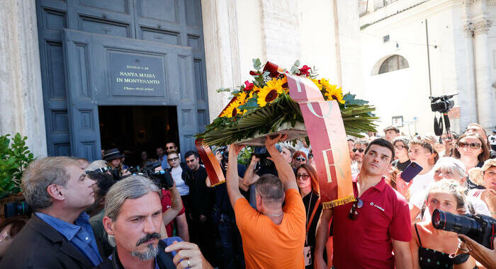 Folla in attesa dei funerali di Michela Murgia