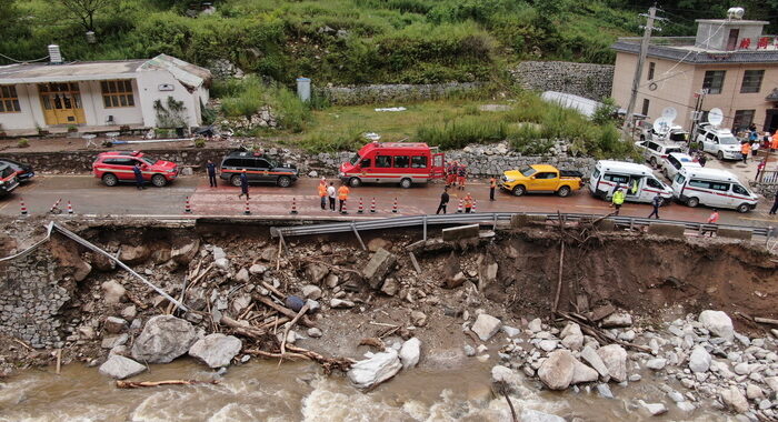 Frana dovuta alle piogge causa 21 morti nel nord della Cina