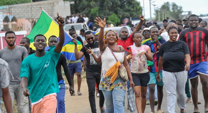 Gabon: i golpisti nominano il nuovo presidente