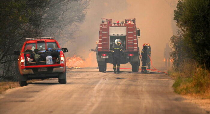 Grecia, due bambini tra i 18 migranti morti per l’incendio