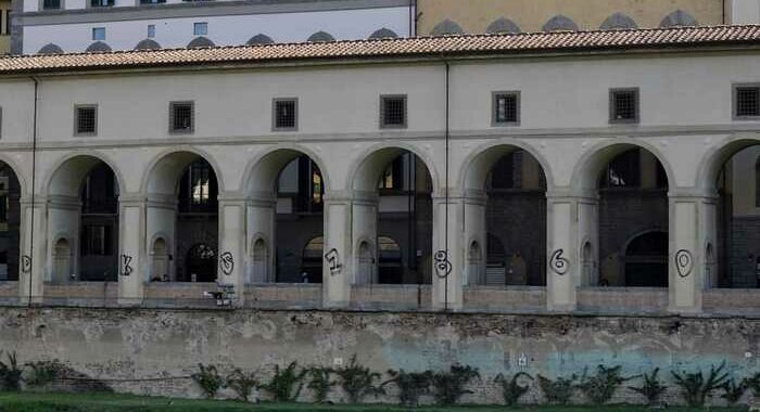 Imbrattate le colonne del Corridoio Vasariano a Firenze