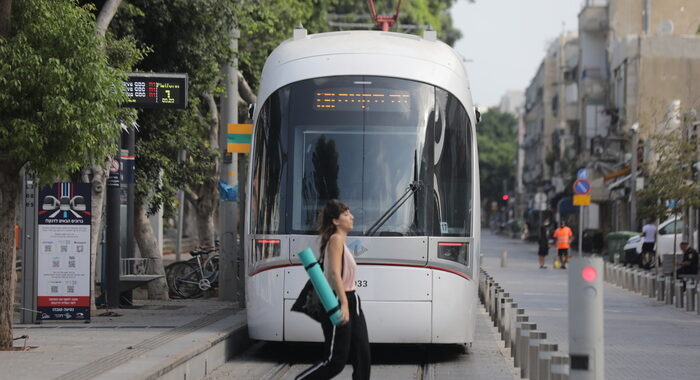 Inaugura primo metrò Tel Aviv ma proteste per stop sabato