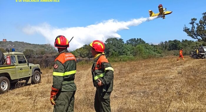 Incendio vicino all’aeroporto di Olbia, scalo chiuso