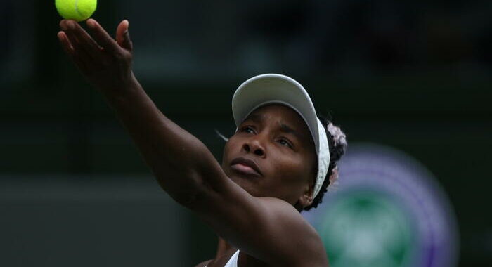 Infortunio al ginocchio per Venus Williams, forfait a Cleveland