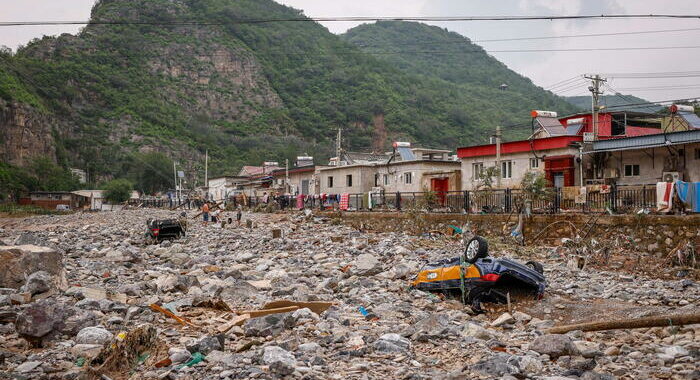 Inondazioni in Cina, almeno 10 morti nello Hebei