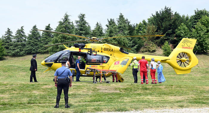 Le cade il figlio mentre lo allatta, bimbo è in coma