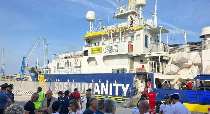 Migranti: arrivata a a Livorno Humanity 1 con 57 persone