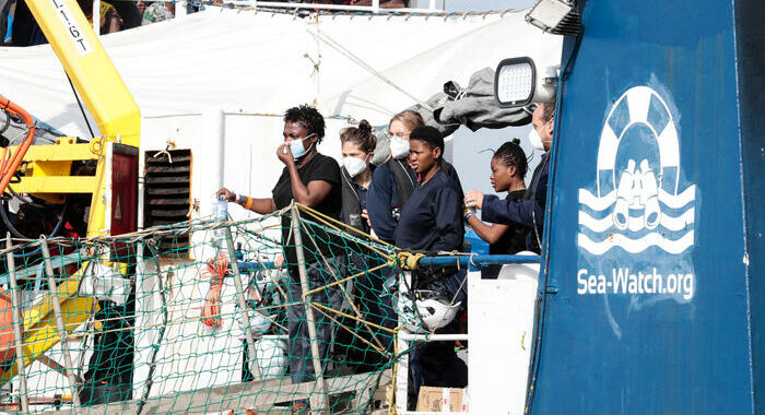 Migranti: nave ong Sea Watch fermata per 20 giorni