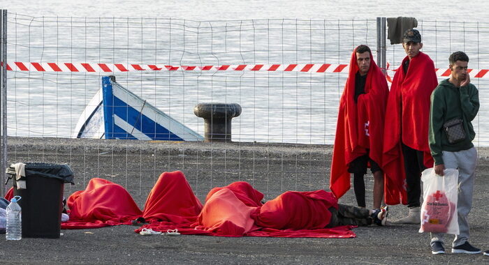 Migranti: Spagna, 335 persone sbarcate in poche ore a Lanzarote