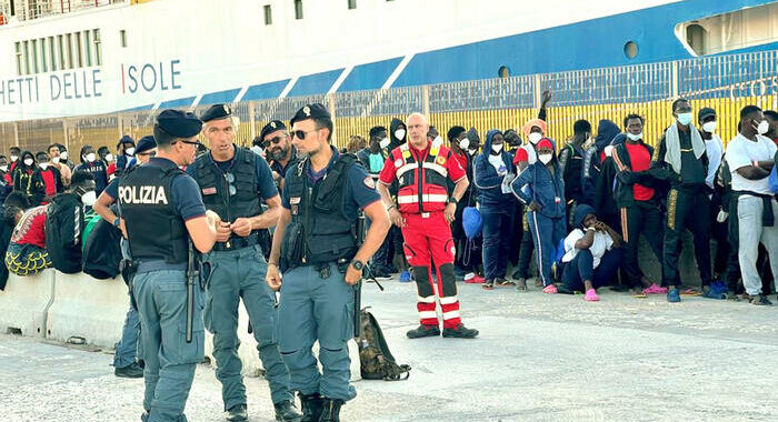 Migranti: traghetto, navi e aerei, 1.828 lasciano Lampedusa