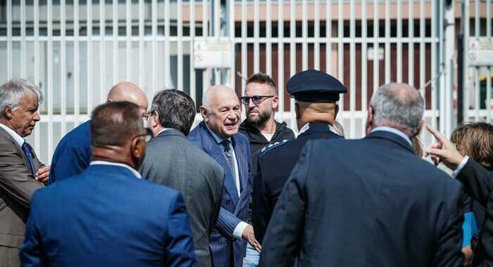 Ministro Nordio al carcere di Torino dopo la morte di due donne