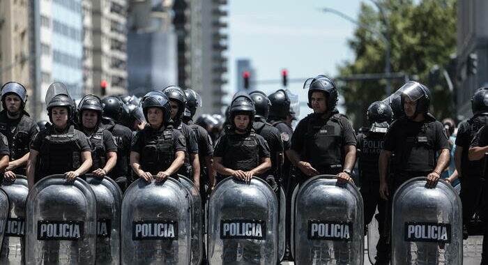 Morto un giornalista in una manifestazione a Buenos Aires