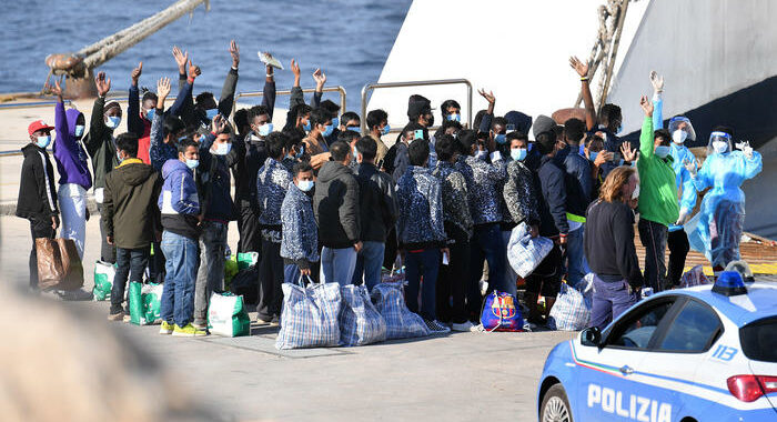 Oltre 2.000 ospiti nell’hostpost di Lampedusa, iniziano i trasferimenti