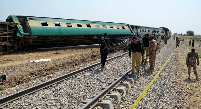 Pakistan: 15 morti e 40 feriti nel deragliamento di un treno