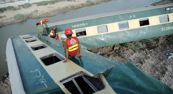 Pakistan: almeno 30 morti nel deragliamento di un treno