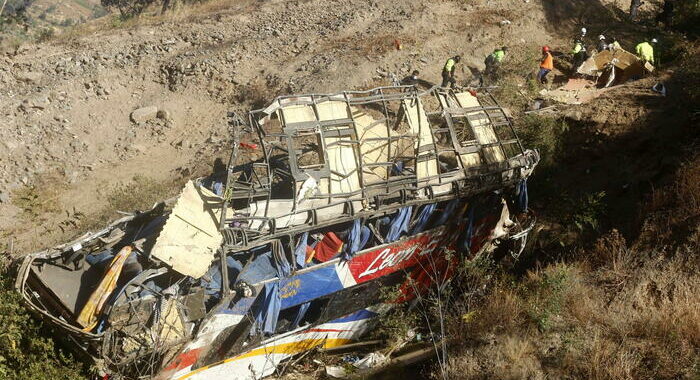 Perù, bus cade in una scarpata: almeno 13 morti e 5 feriti