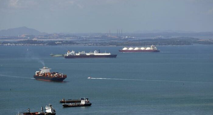 Petroliera russa danneggiata in attacco vicino a ponte di Crimea