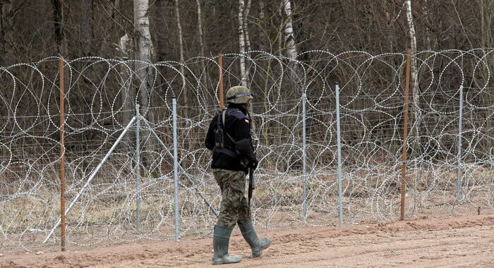 Polonia schiera task force di addestramento a confine bielorusso