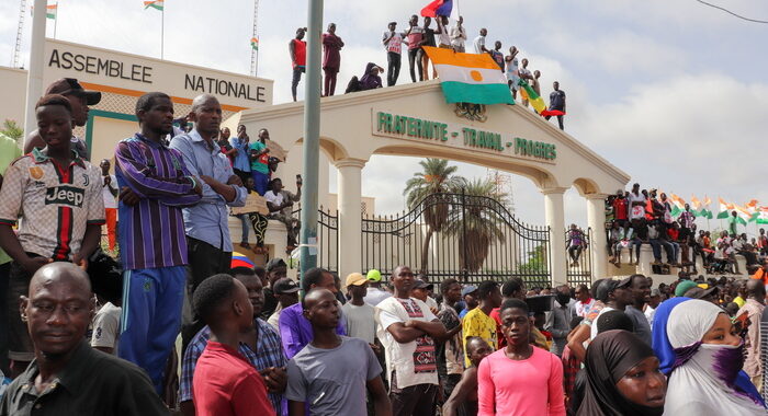 Raduno di migliaia di filo-golpisti in uno stadio a Niamey